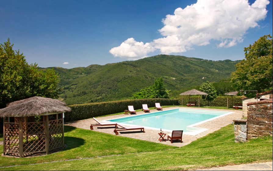 03_piscina_esterna_country_wine_estate_colognole_toscana.jpg
